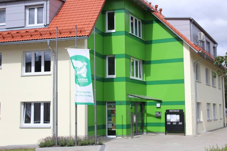 Die Mayors-for-Peace-Flagge vor dem Rathaus in Waldstetten.